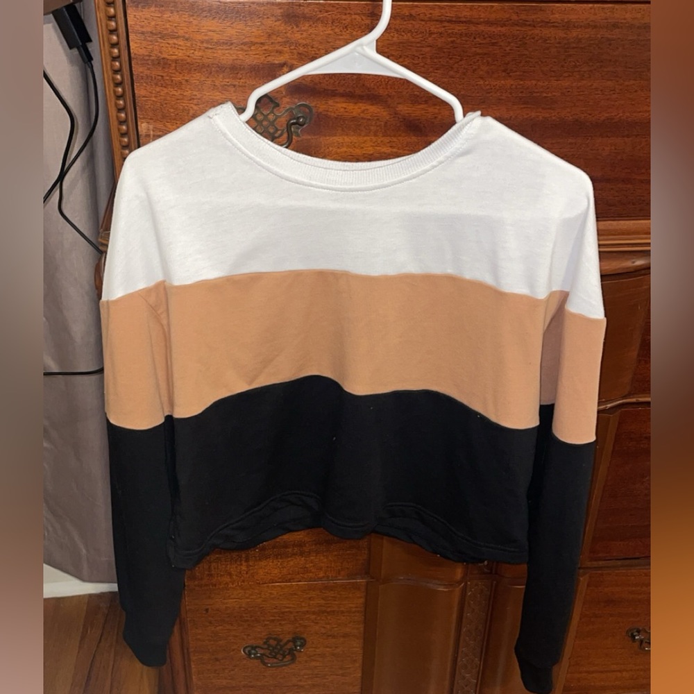 Cute crop top! Only worn once.